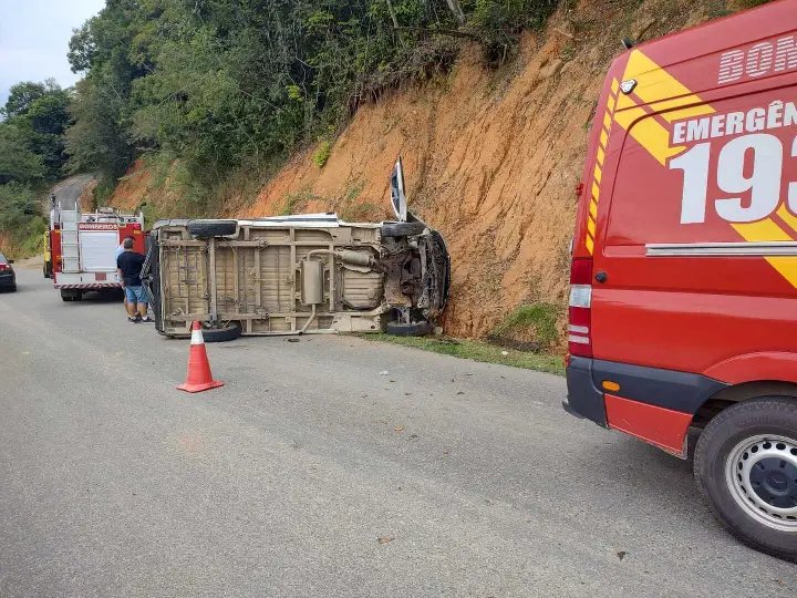 Condutora fica ferida ap&oacute;s tombar ve&iacute;culo, em Botuver&aacute;
