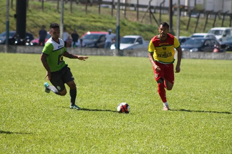 Brusque empata com Metropolitano sob forte calor