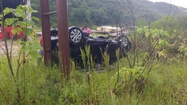 Veículo capota na Rodovia no bairro Claraíba