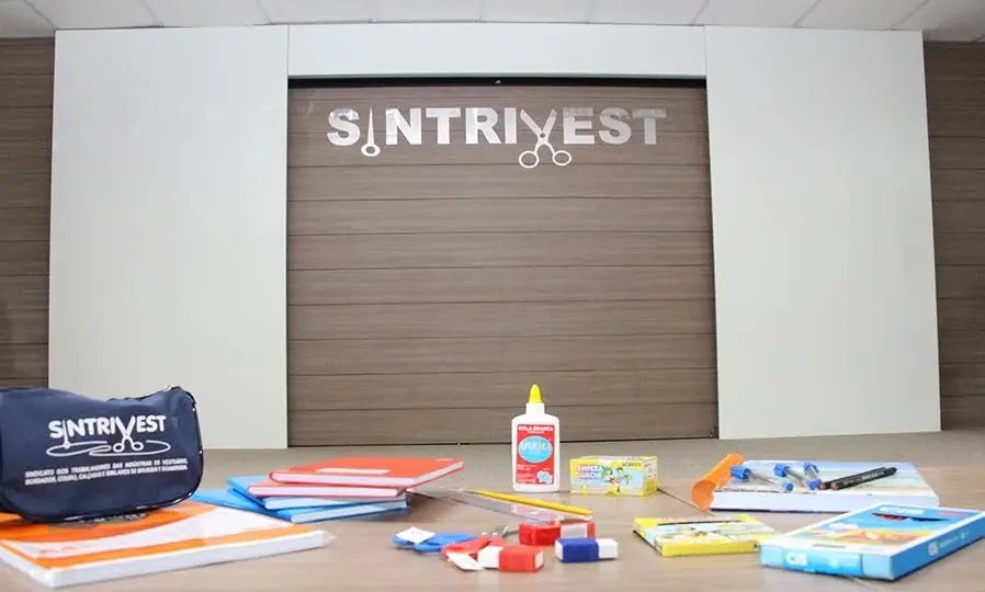 Sintrivest inicia entrega de kits de material escolar para o ano letivo de 2017