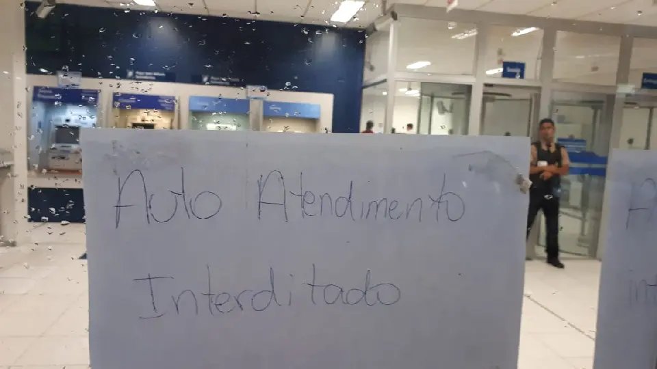 Estragos interrompem atendimento na agência da Caixa no Centro