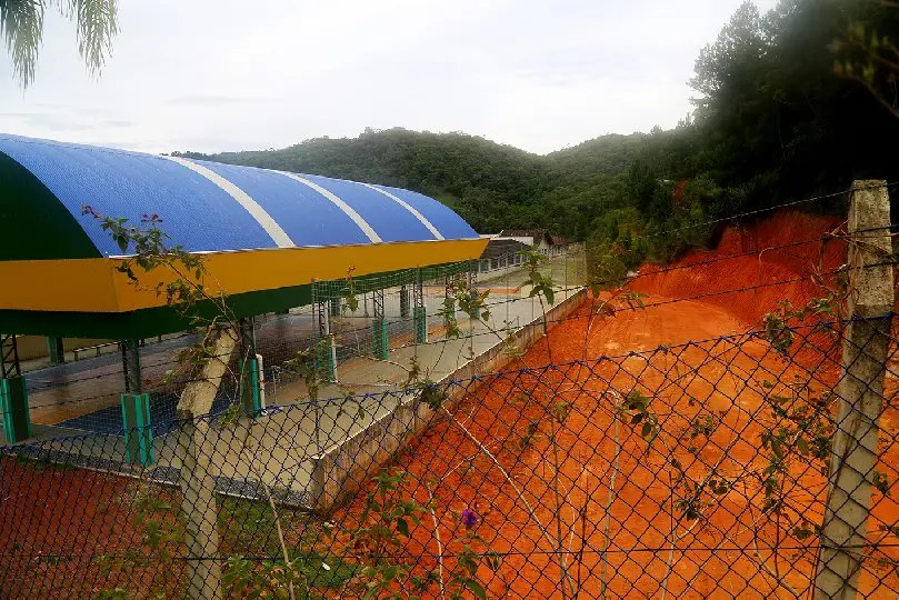 Terraplenagem é concluída na Escola Professora Anna Othilia Schlindwein