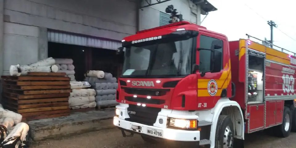 Raio provoca incêndio em empresa de malharia