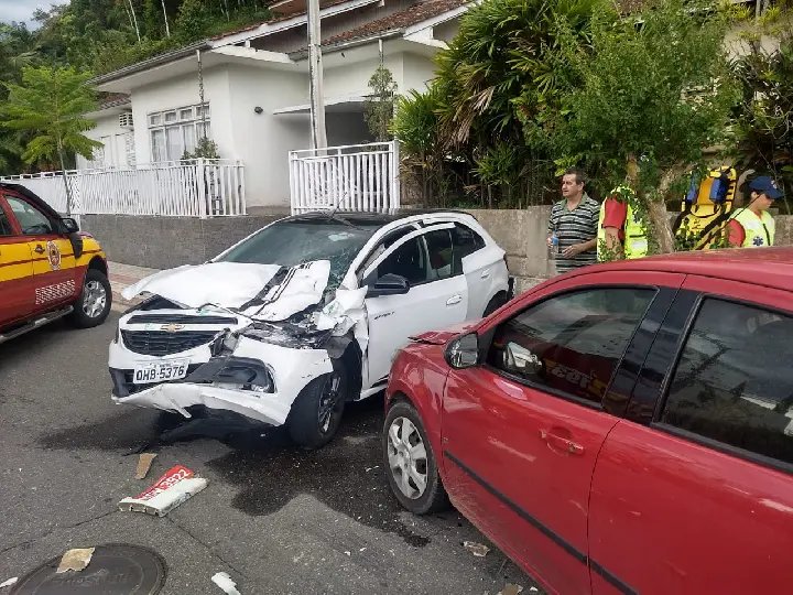Acidente  nesta tarde na rua Hercílio Luz envolve três veículos