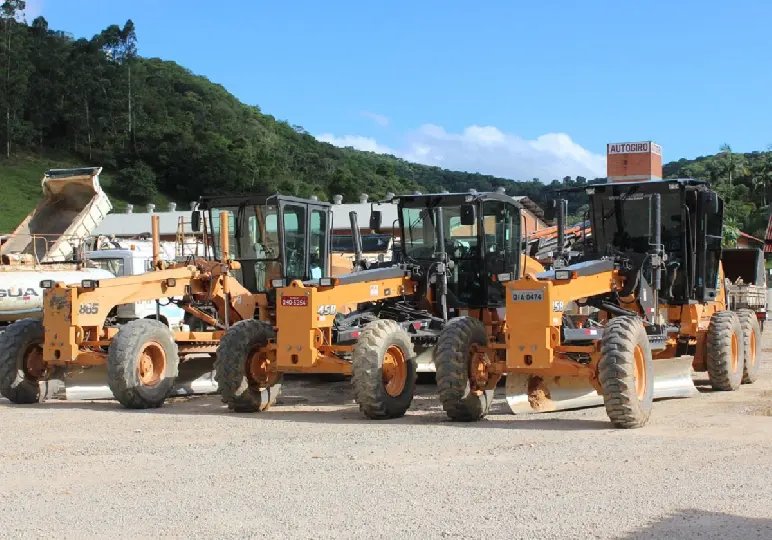 Prefeitura terceiriza patrolas para multirão