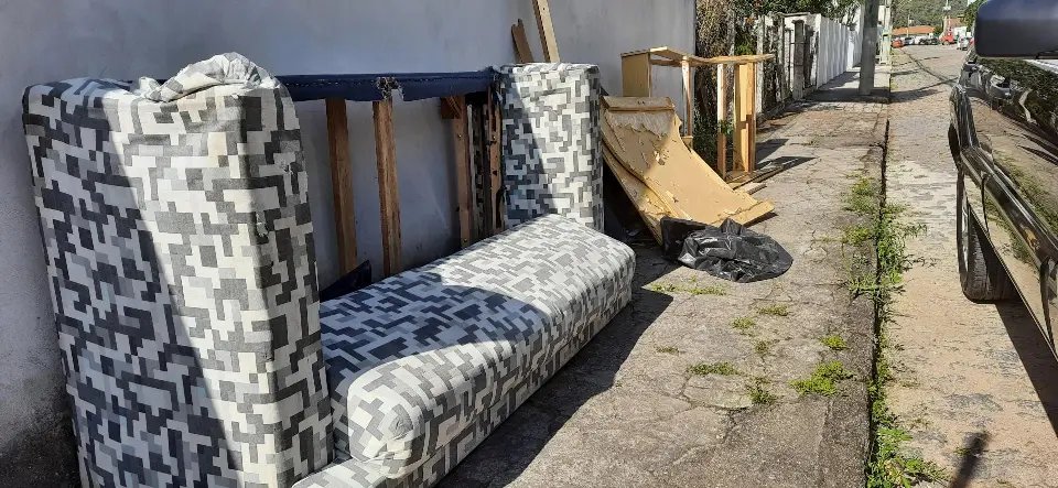 (V&Iacute;DEO) Moradores jogam lixo na cal&ccedil;ada e creche leva a culpa