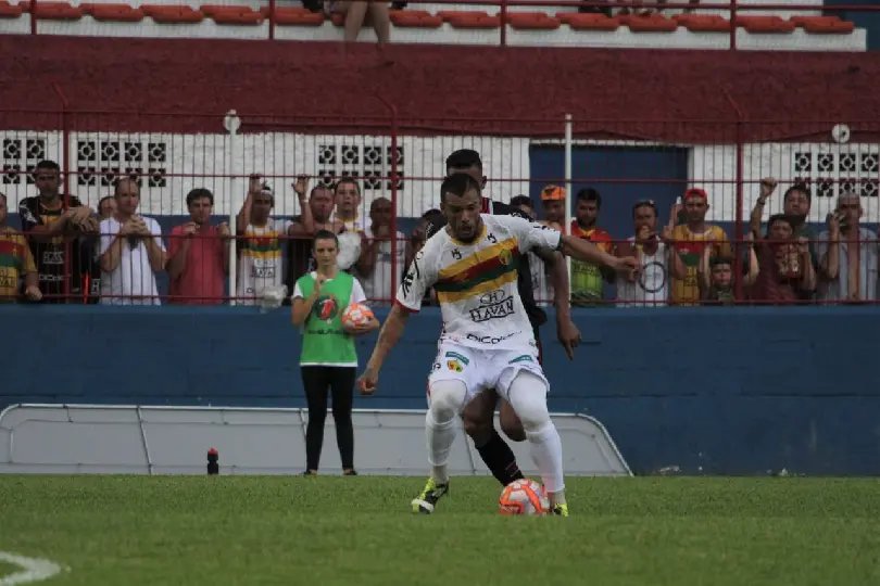 Brusque sai atrás, busca igualdade, mas larga com empate na estreia 