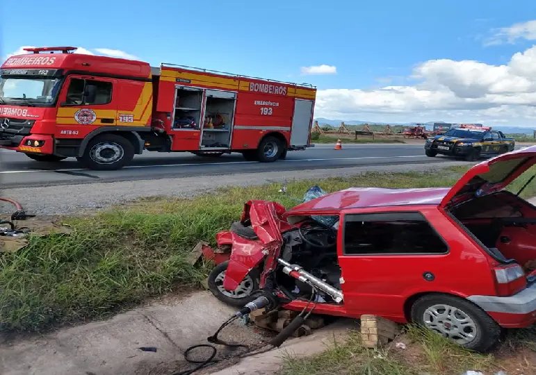 Acidente na BR-470 em Ilhota deixa motorista preso &agrave;s ferragens 