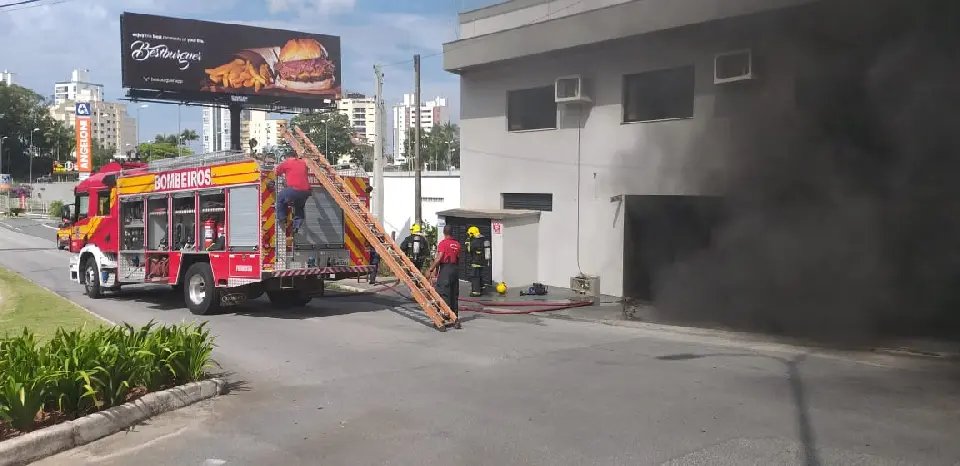 Incêndio atinge garagem de edifício no Centro