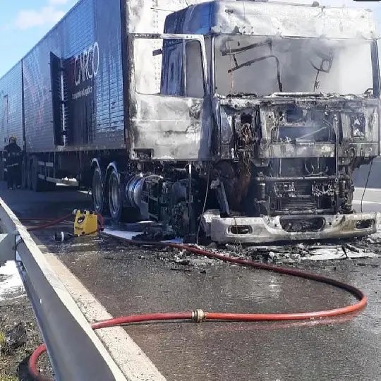 Caminh&atilde;o carregado de &oacute;leo pega fogo na rodovia