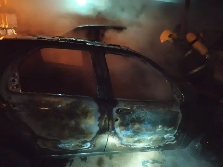 Carro pega fogo em estacionamento de ferro velho, em Brusque