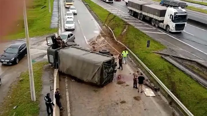 Caminh&atilde;o do ex&eacute;rcito capota na BR-101