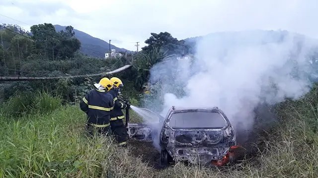 Veículo é incendiado em terreno baldio