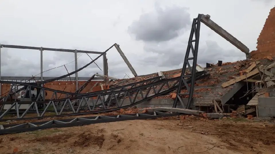 Gin&aacute;sio em constru&ccedil;&atilde;o desaba e deixa pessoas feridas 