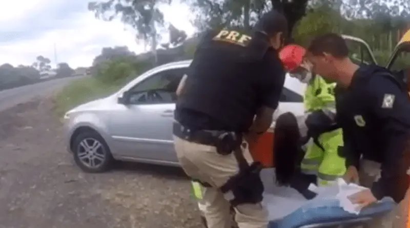 Mulher entra em trabalho de parto e bebê nasce na BR 101