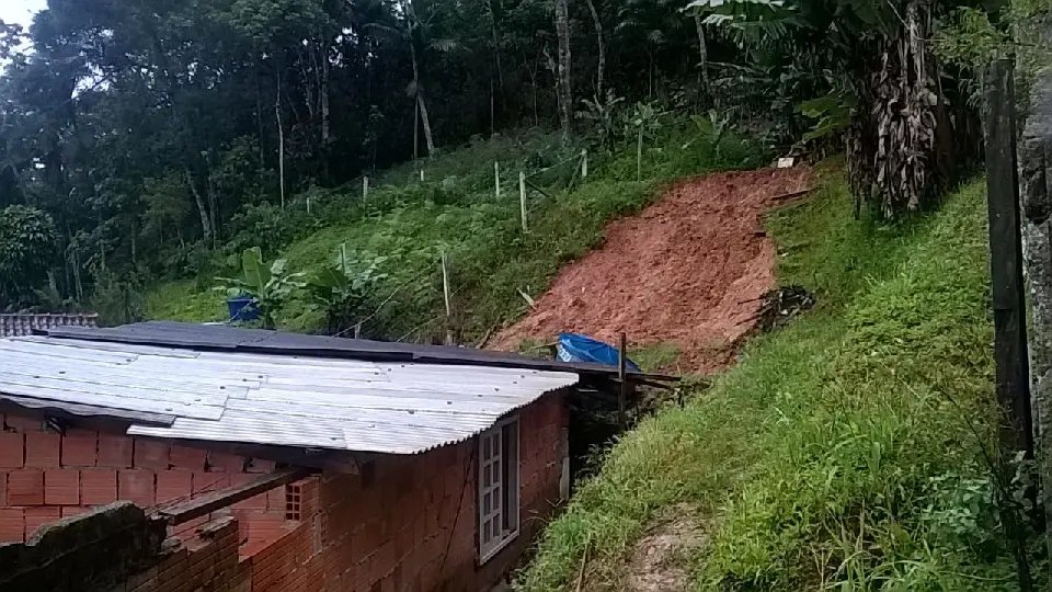 Duas casas são atingidas por desmoronamentos