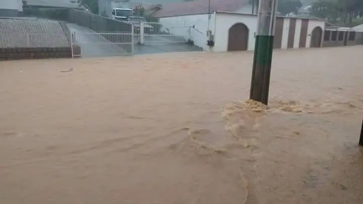 Brusque tem alagamentos em vários pontos após forte chuva