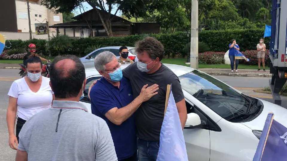 Prefeito de Guabiruba &eacute; homenageado ap&oacute;s deixar hospital