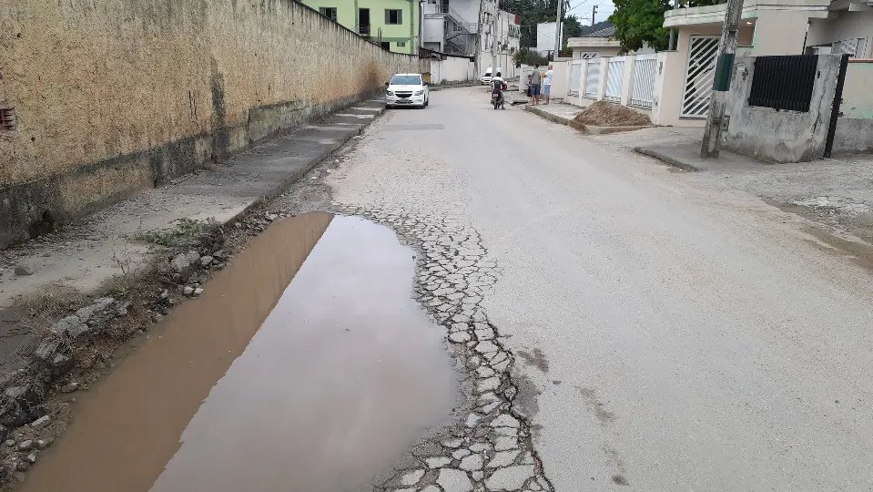 (V&iacute;deo) Moradores aguardam manuten&ccedil;&atilde;o em trecho de via sem escoamento 
