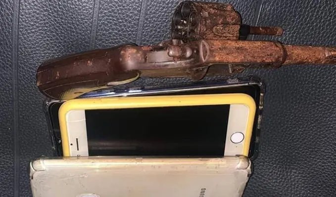 Homem &eacute; conduzido a delegacia por porte ilegal de arma de fogo