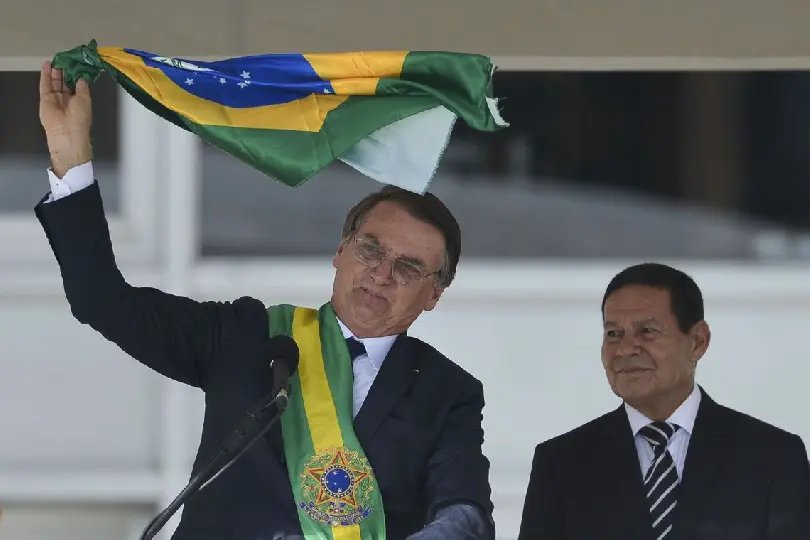 Bolsonaro assina decreto que fixa salário mínimo em R$ 998