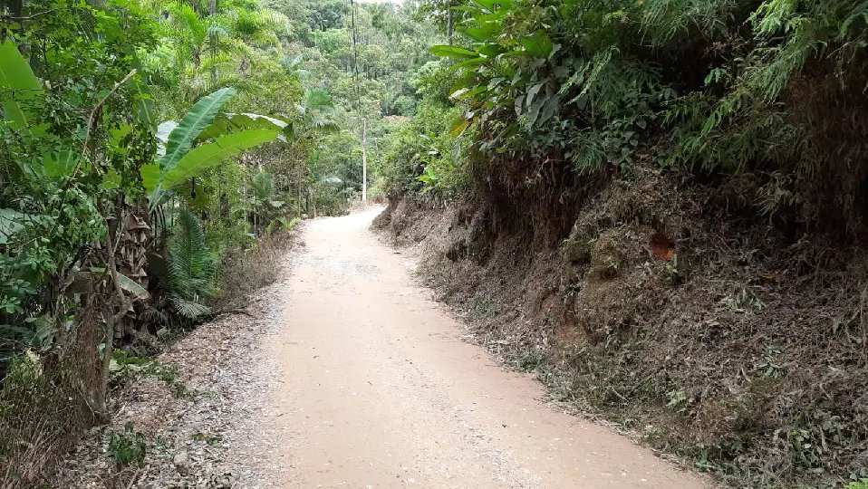 (V&iacute;deo) Via estreita faz moradores do S&atilde;o Pedro conviverem com acidentes e pedidos por alargamento