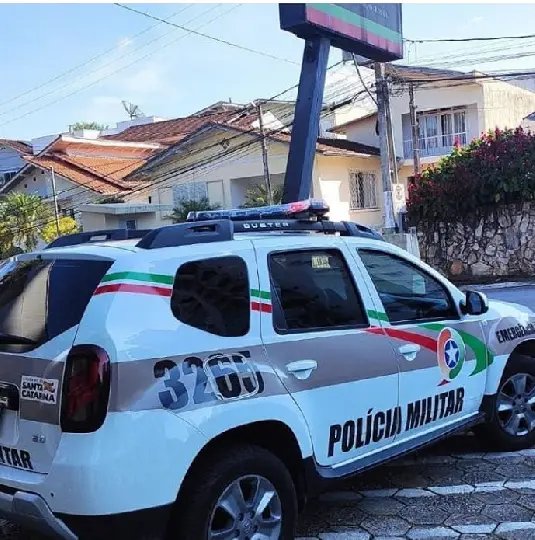 Com mandado de pris&atilde;o ativo homem tenta manter mulher dentro de carro segurando pelos cabelos, em Brusque