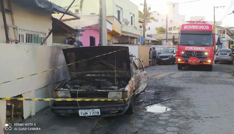 Inc&ecirc;ndio destr&oacute;i carro em Navegantes
