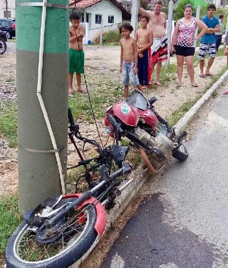 Homem perde controle de motocicleta, cai e bate em poste