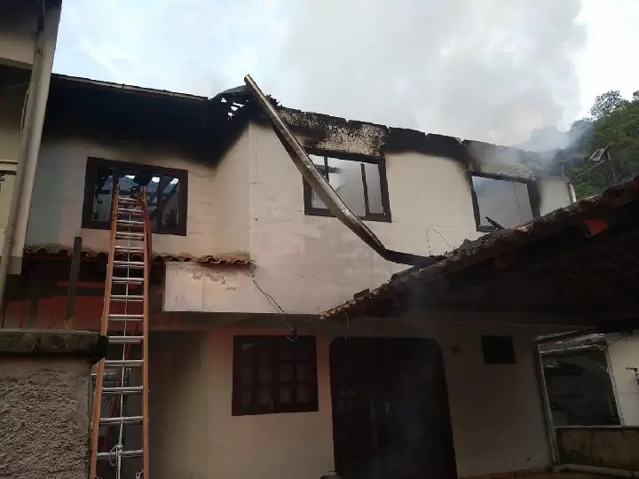 Incêndio atinge imóvel de dois pavimentos na madrugada