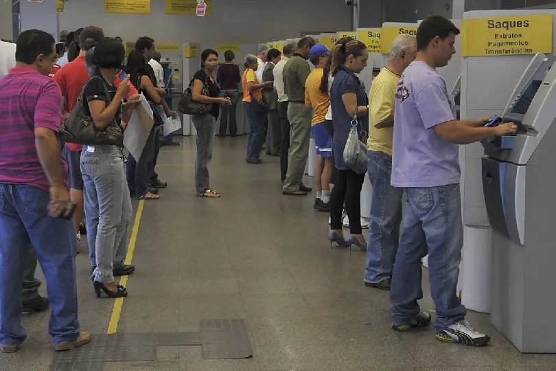Bancos abrem em horário especial nesta segunda-feira