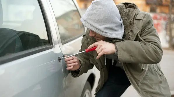 Jovem tem carro invadido no litoral