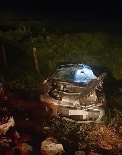 Carro capota após saída de pista e motorista sai ileso  