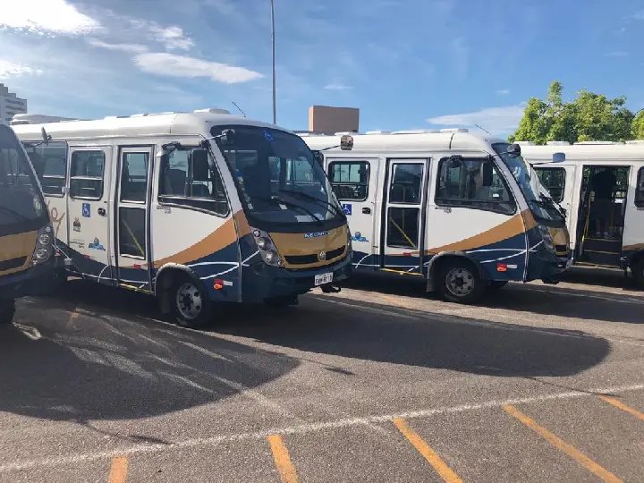 Prefeitura recebe um carro de passeio e dois micro-ônibus