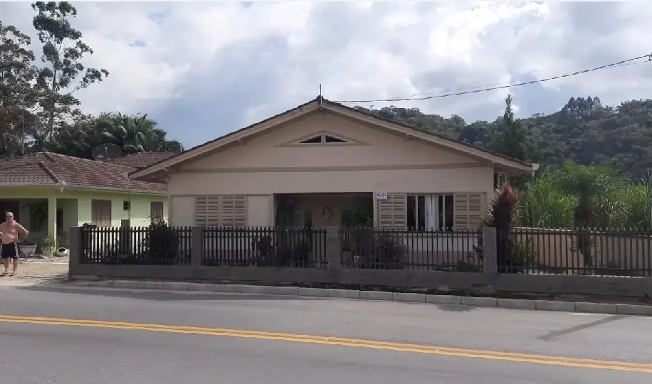 (V&Iacute;DEO) Muro &eacute; motivo de atrito entre morador e Prefeitura