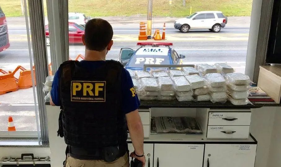 PRF apreende 75 quilos de crack na BR 101 em Barra Velha