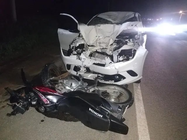Mulher morre ao bater de moto contra carro na rodovia