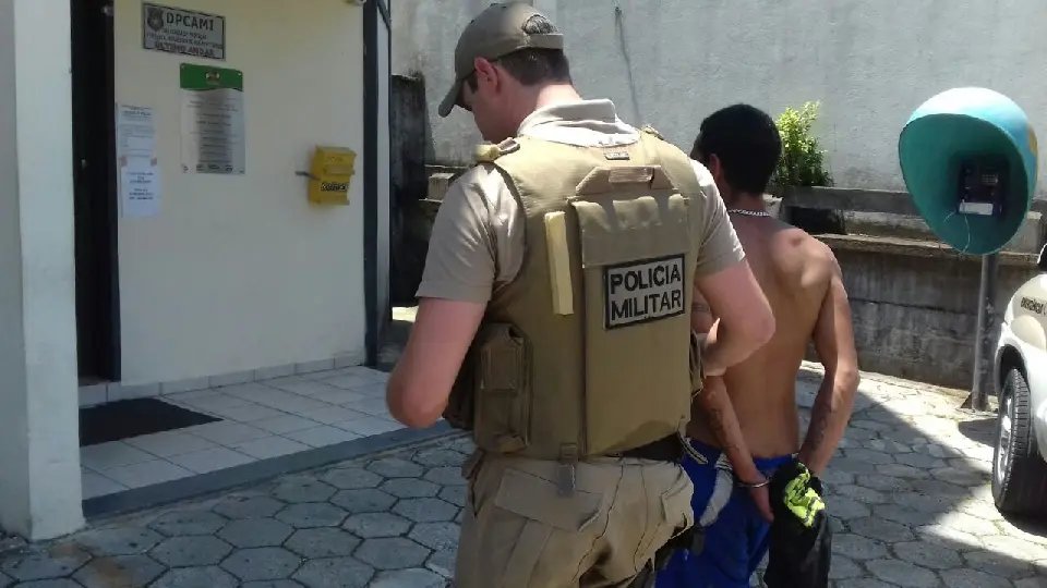 Jovem é detido após tentar arrombar residência no Bateas