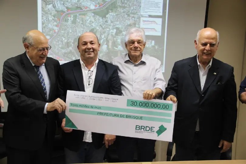 Prefeitura assina contrato de R$ 30 milhões com o BRDE
