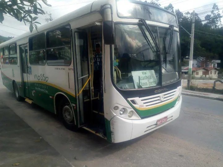 &Ocirc;nibus do transporte p&uacute;blico de Brusque se envolve acidente de tr&acirc;nsito