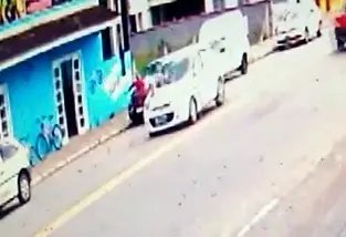 V&iacute;deo: Crian&ccedil;a fica ferida ap&oacute;s atropelamento, em Brusque