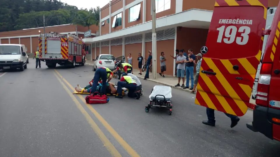 Motociclista é conduzido ao hospital após se envolver em acidente na Primeiro de Maio
