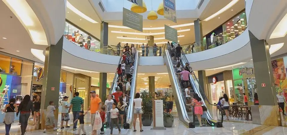 Vendas em shoppings no Natal caíram 3%, diz associação