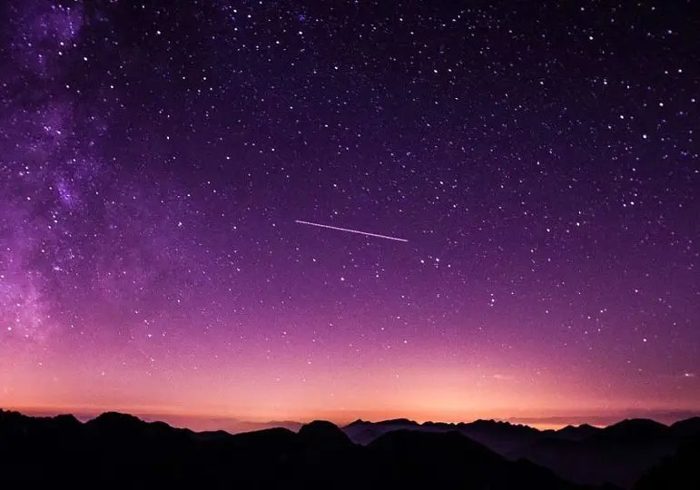 Hoje tem chuva de estrelas cadentes 