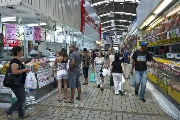 Confiança do consumidor fecha 2016 com queda de 5,8 pontos