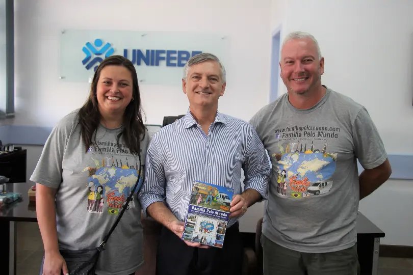 Família de Brusque que viajou o mundo presenteia UNIFEBE