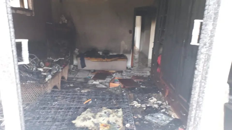 M&atilde;e alega que filho colocou fogo na casa, em S&atilde;o Jo&atilde;o Batista