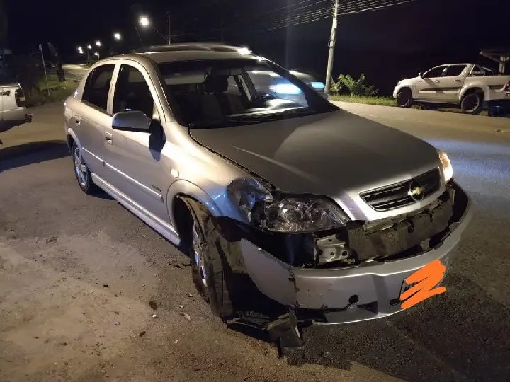 Acidente envolvendo carro e moto deixa homem ferido