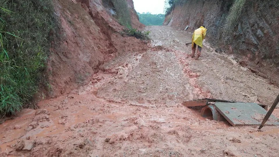 Chuva e lama se misturam com a indignação dos moradores