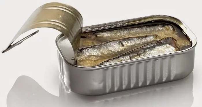 Homem é pego furtando sardinha e desodorante